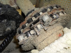 Cette photo montre un joint d’accouplement mal assemblé entre un moteur électrique et un arbre de commande. Cet arbre tourne à 1755 RPM, le mauvais montage crée une vibration excessive qui va inévitablement induire le bris des roulements du moteur électrique et de l’arbre de commande. De plus, une brusque variation de charge risque de faire éclater le joint d’accouplement.